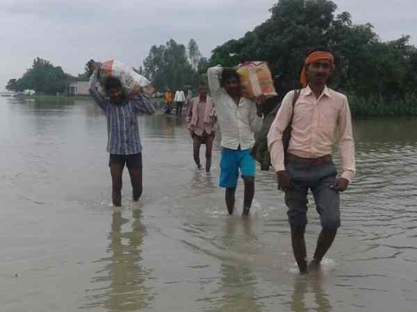 रात में घरों में घुसा बाढ़ का पानी