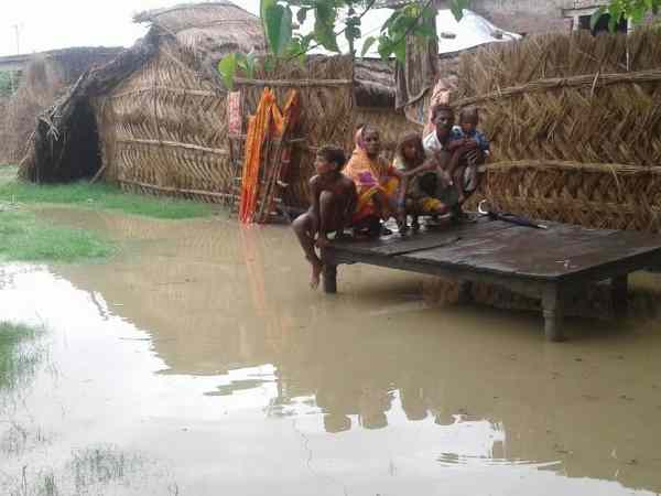 खुले आसमान तले परिवारीजनों का इंतजार