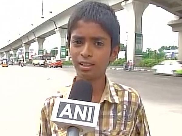 हैदराबाद: पांचवीं पास बच्चा भर रहा सड़क के गड्ढे, रोजाना घंटों तक करता है यही काम हैदराबाद: पांचवीं पास बच्चा भर रहा सड़क के गड्ढे, रोजाना घंटों तक करता है यही काम