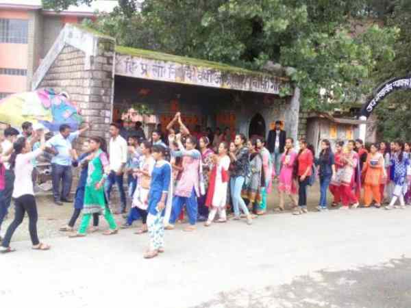 मुश्किल में कांग्रेस, भाजपा को राजनीतिक लाभ