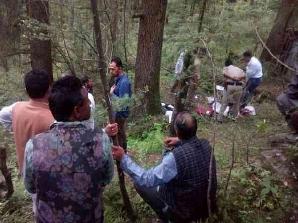 पहले कहा कि रेप एक घर में हुआ