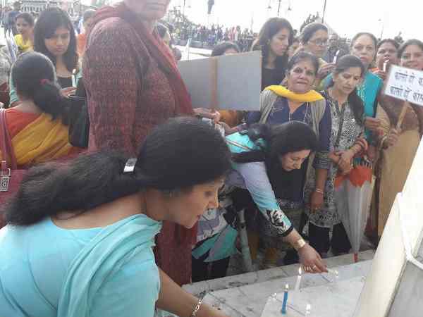 'पुलिस ने मामले को दबाया है'