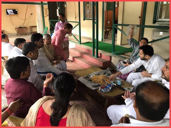 तेजस्वी ने कहा 'भूंजा खाओ, मस्त रहो'