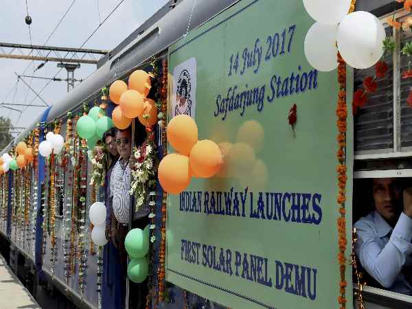 6 कोच और 16 सोलर पैनल