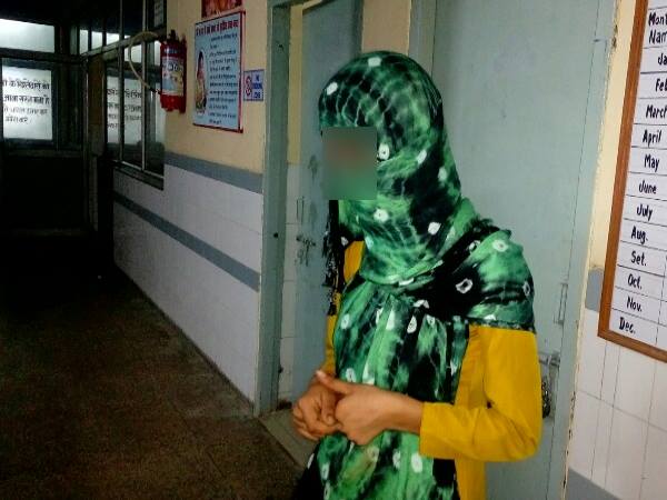 बीपी चेक करने का किया बहाना