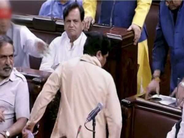 जब गुस्से में सदन से बाहर निकलीं मायावती