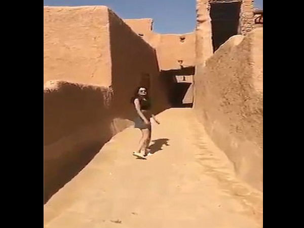 मॉडल से पूछताछ