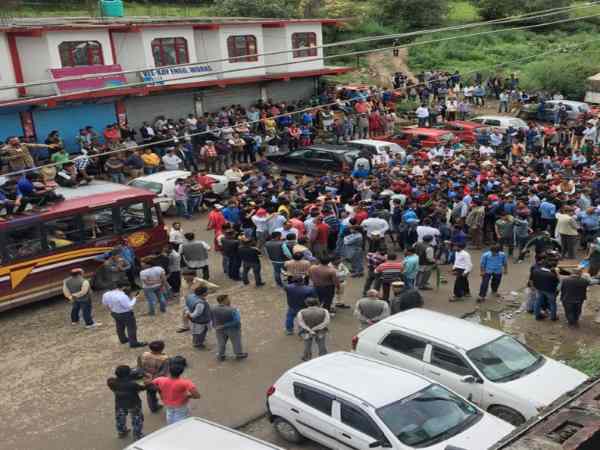 सरकार और पुलिस के खिलाफ सड़क पर उतरे लोग
