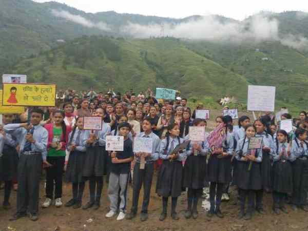 असली गुनहगारों को पकड़ने की मांग