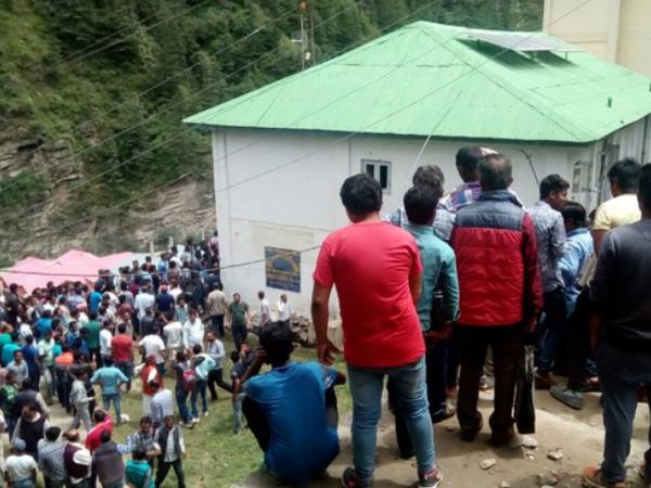 लोगों के साथ हुई झड़प में पुलिसवाले घायल