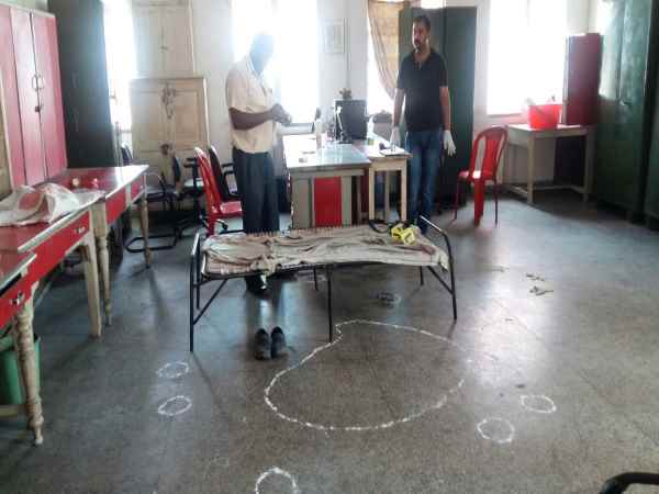 चौकीदार के साथ पी शराब