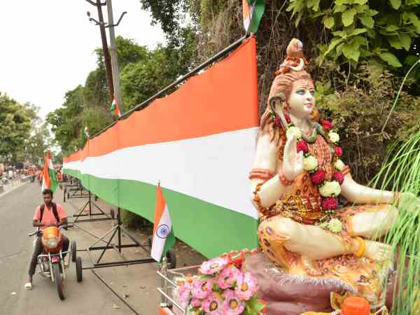 तिरंगा लेकर दौड़े