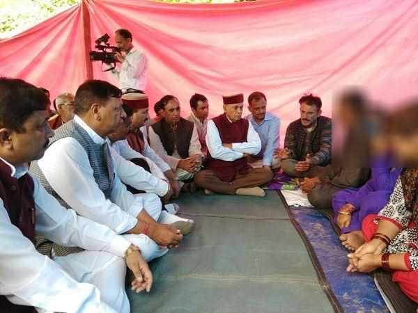 स्कूली छात्रा के परिजनों से मिलने पहुंचे भाजपा नेता