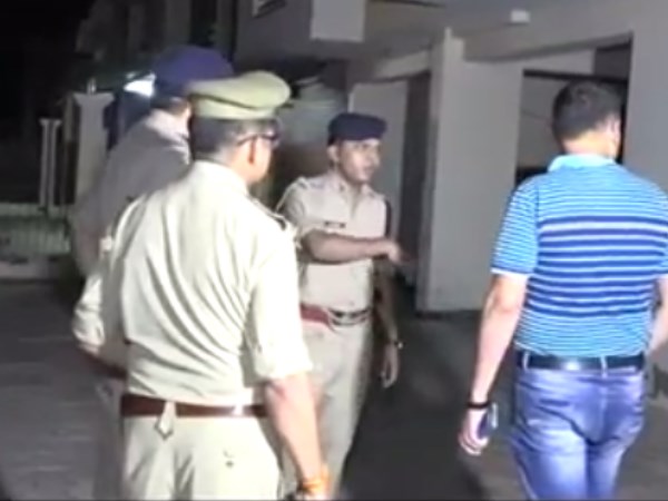 अपार्टमेंट में अचानक चलने लगी गोली