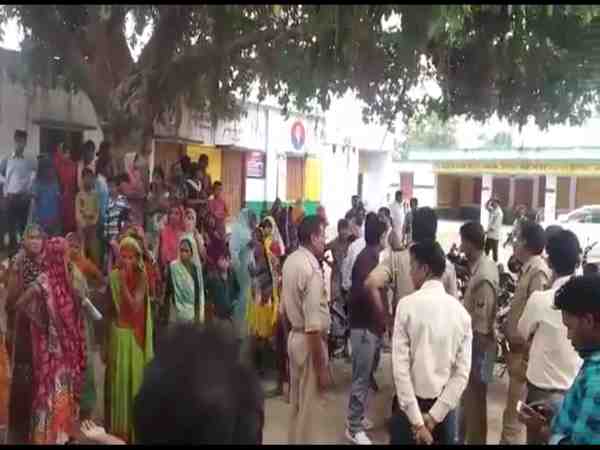 डीएम ने की शिक्षा मित्रों से अपील, संयम से काम लें