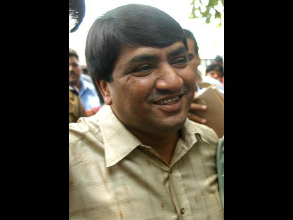 Abdul Karim Telgi convicted in fake stamp paper racket gets body massage in Bengaluru prison. Abdul Karim Telgi convicted in fake stamp paper racket gets body massage in Bengaluru prison.