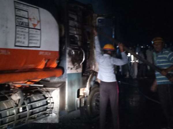 ट्रैक्टर से टक्कर के बाद पलटा टैंकर