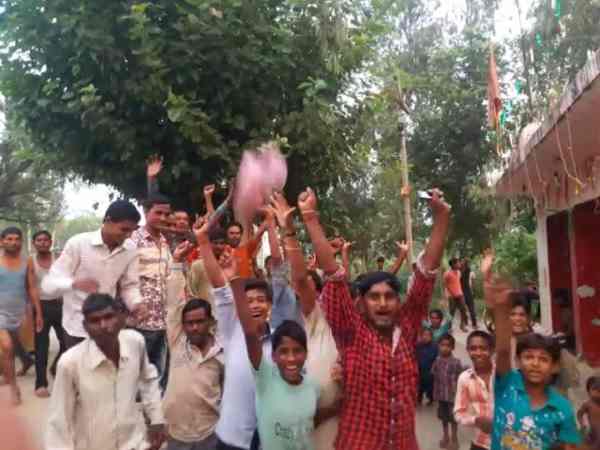 आज सुबह फिर लाउडस्पीकर लगाकर दी अजान