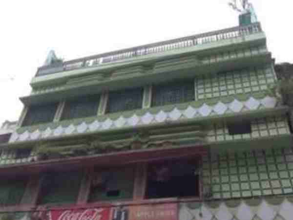 पुलिस हिरासत में 27 लड़कियां, 3 युवक