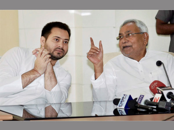 तेजस्वी के बचाव में गिर गया बिहार किला