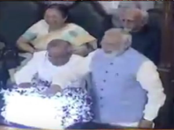 GST LIVE: पीएम और राष्ट्रपति ने मिलकर किया जीएसटी लागू GST LIVE: पीएम और राष्ट्रपति ने मिलकर किया जीएसटी लागू