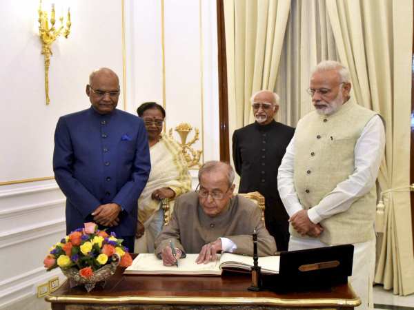 राष्ट्रपति प्रणब मुखर्जी के लिए पीएम मोदी के डिनर में शामिल हुए नीतीश कुमार राष्ट्रपति प्रणब मुखर्जी के लिए पीएम मोदी के डिनर में शामिल हुए नीतीश कुमार