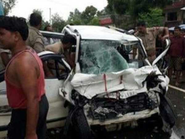 प्रतापगढ़ में भीषण सड़क हादसा, 4 महिलाओं समेत 7 की मौत प्रतापगढ़ में भीषण सड़क हादसा, 4 महिलाओं समेत 7 की मौत