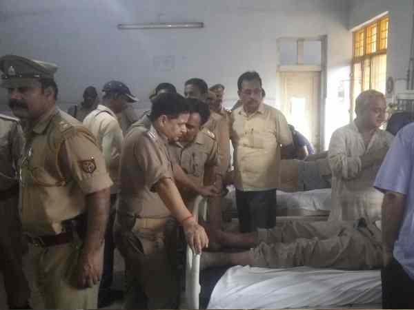 पुलिस की जीप खाई में गिरी, 1 सिपाही की मौत, 3 की हालत नाजुक पुलिस की जीप खाई में गिरी, 1 सिपाही की मौत, 3 की हालत नाजुक