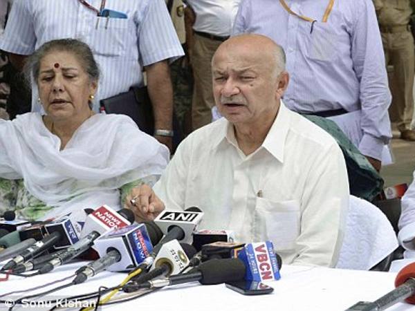 अंबिका सोनी की जगह कांग्रेस महासचिव बने सुशील कुमार शिंदे, मिला हिमाचल प्रदेश का प्रभार अंबिका सोनी की जगह कांग्रेस महासचिव बने सुशील कुमार शिंदे, मिला हिमाचल प्रदेश का प्रभार