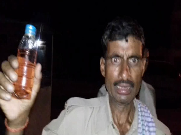 VIDEO: धुत पुलिस वालों ने किया यूपी को बदनाम, शराब लेकर बोला 'सीएम इज नथिंग' VIDEO: धुत पुलिस वालों ने किया यूपी को बदनाम, शराब लेकर बोला 'सीएम इज नथिंग'