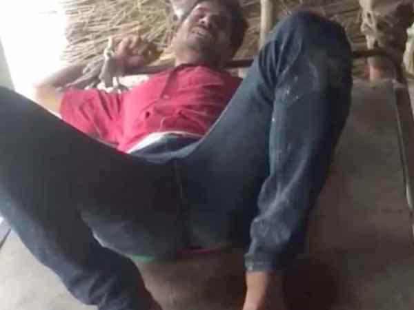 शर्मनाक: युवक को बांधकर दबंगों ने दिया इलेक्ट्रिक शॉक, VIDEO शर्मनाक: युवक को बांधकर दबंगों ने दिया इलेक्ट्रिक शॉक, VIDEO