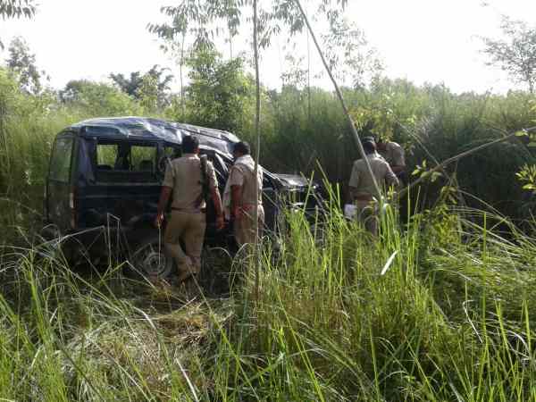पुलिस की जीप खाई में गिरी, 1 सिपाही की मौत, 3 की हालत नाजुक पुलिस की जीप खाई में गिरी, 1 सिपाही की मौत, 3 की हालत नाजुक