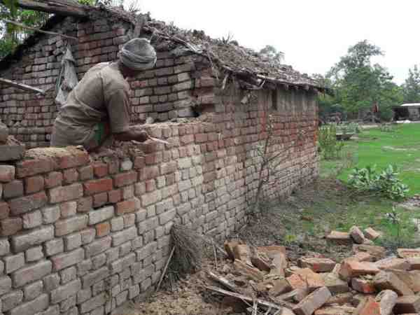 घाघरा उफनाई, अपने घरों को उजाड़कर कहीं और जाने को मजबूर लोग घाघरा उफनाई, अपने घरों को उजाड़कर कहीं और जाने को मजबूर लोग