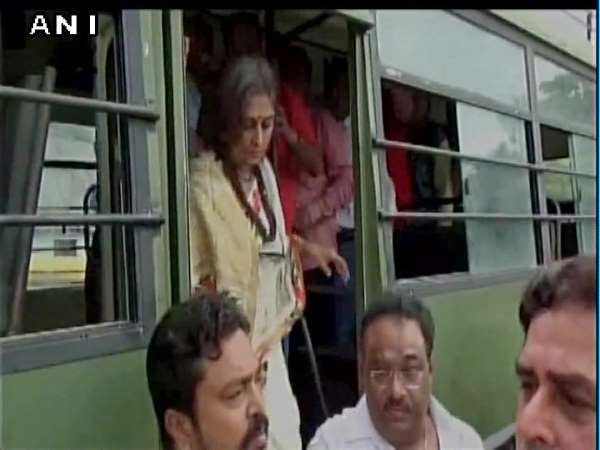 बशीरहाट: भाजपा की नेता रूपा गांगुली को किया गिरफ्तार, कांग्रेस नेताओं को जाने से रोका बशीरहाट: भाजपा की नेता रूपा गांगुली को किया गिरफ्तार, कांग्रेस नेताओं को जाने से रोका