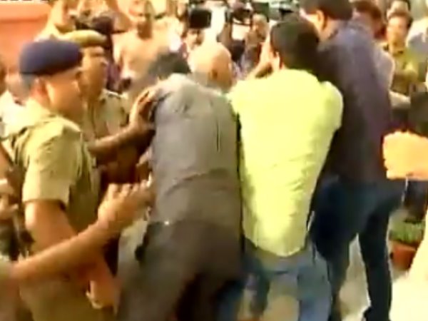 भ्रष्टाचार के आरोपों से घिरे बिहार के उपमुख्यमंत्री तेजस्वी यादव के सुरक्षा अधिकारियों ने मीडियाकर्मियों के साथ मारपीट की है। भ्रष्टाचार के आरोपों से घिरे बिहार के उपमुख्यमंत्री तेजस्वी यादव के सुरक्षा अधिकारियों ने मीडियाकर्मियों के साथ मारपीट की है।