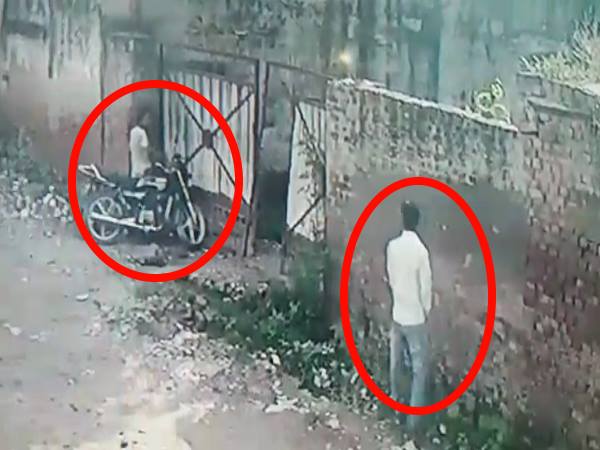 VIDEO: पेशाब के बहाने कर लिया बाइक पर हाथ साफ VIDEO: पेशाब के बहाने कर लिया बाइक पर हाथ साफ