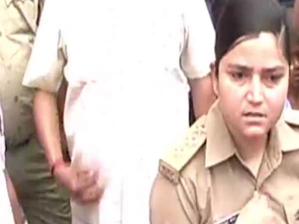 बुलंदशहर में BJP नेता से भिड़ने वाली पुलिसकर्मी का हुआ ट्रांसफर बुलंदशहर में BJP नेता से भिड़ने वाली पुलिसकर्मी का हुआ ट्रांसफर