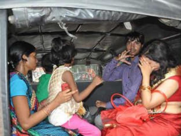 PICs: बच्चे को चिड़ियाघर ले गई मां तो पति को दूसरी महिला की बाहों में देखा PICs: बच्चे को चिड़ियाघर ले गई मां तो पति को दूसरी महिला की बाहों में देखा
