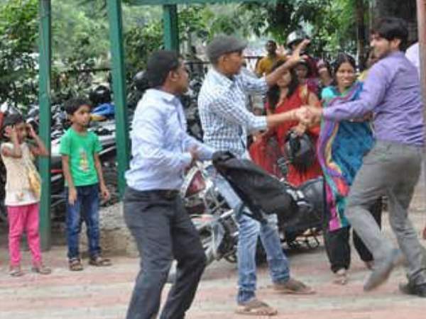 PICs: बच्चे को चिड़ियाघर ले गई मां तो पति को दूसरी महिला की बाहों में देखा PICs: बच्चे को चिड़ियाघर ले गई मां तो पति को दूसरी महिला की बाहों में देखा