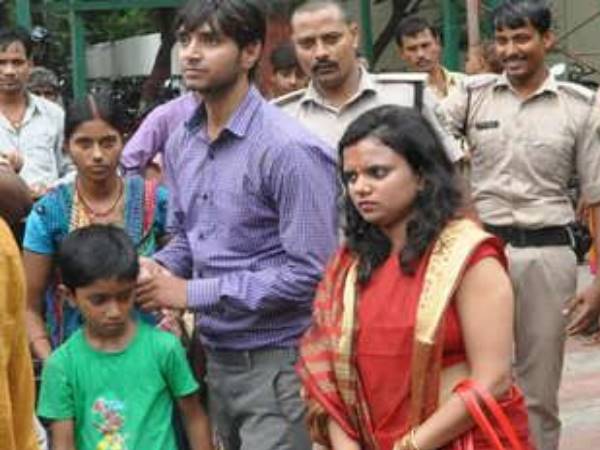 PICs: बच्चे को चिड़ियाघर ले गई मां तो पति को दूसरी महिला की बाहों में देखा PICs: बच्चे को चिड़ियाघर ले गई मां तो पति को दूसरी महिला की बाहों में देखा