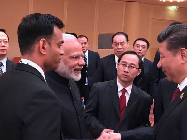 जर्मनी में मोदी-जिनपिंग ने मिलाया हाथ, एक-दूसरे को सराहा जर्मनी में मोदी-जिनपिंग ने मिलाया हाथ, एक-दूसरे को सराहा