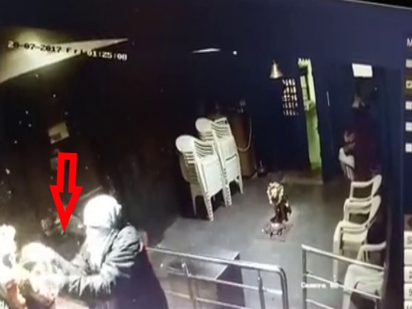 VIDEO: घंटा बजाकर मंदिर में घुसा चोर और देवी मां के गहनों पर किया हाथ साफ VIDEO: घंटा बजाकर मंदिर में घुसा चोर और देवी मां के गहनों पर किया हाथ साफ