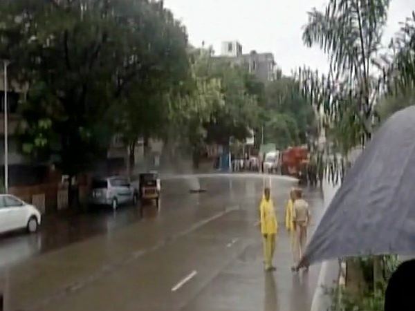 मुंबई के चेंबूर में पेट्रोल पंप से CNG गैस लीक के बाद हड़कंप मुंबई के चेंबूर में पेट्रोल पंप से CNG गैस लीक के बाद हड़कंप