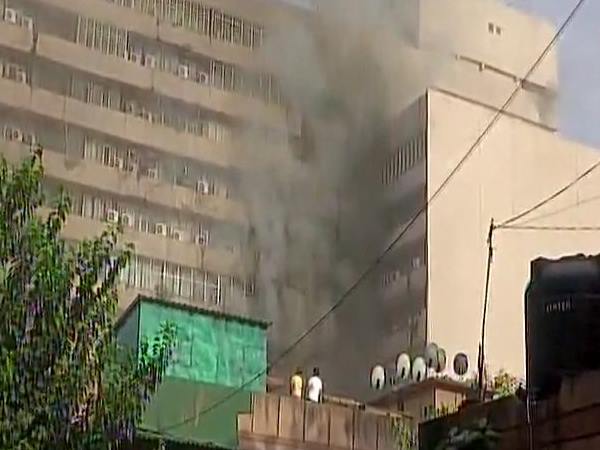 दिल्ली: लोकनायक भवन में लगी आग, दमकल की 25 गाड़ियां मौके पर दिल्ली: लोकनायक भवन में लगी आग, दमकल की 25 गाड़ियां मौके पर