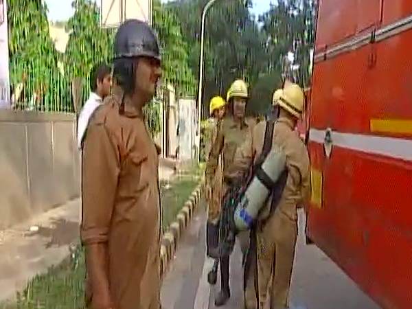 दिल्ली: लोकनायक भवन में लगी भीषण आग, फायर ब्रिगेड की 25 गाड़ियां मौके पर दिल्ली: लोकनायक भवन में लगी भीषण आग, फायर ब्रिगेड की 25 गाड़ियां मौके पर