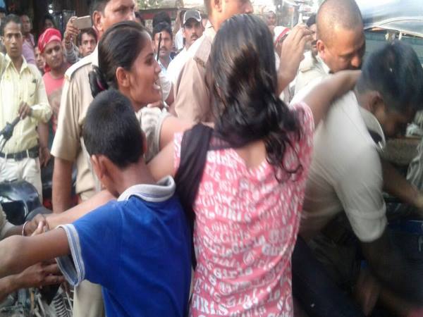 PICs: नशेड़ी जीजा और उसकी सालियों का पुलिस के खिलाफ हाई प्रोफाइल ड्रामा PICs: नशेड़ी जीजा और उसकी सालियों का पुलिस के खिलाफ हाई प्रोफाइल ड्रामा