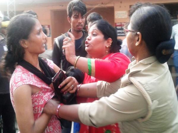 PICs: नशेड़ी जीजा और उसकी सालियों का पुलिस के खिलाफ हाई प्रोफाइल ड्रामा PICs: नशेड़ी जीजा और उसकी सालियों का पुलिस के खिलाफ हाई प्रोफाइल ड्रामा