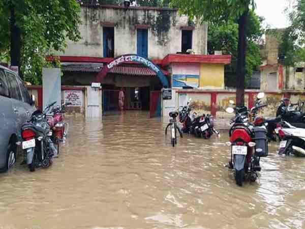 पुलिस थाना पानी में डूबा, पैंट उतार कर थाने से बाहर निकले सिपाही पुलिस थाना पानी में डूबा, पैंट उतार कर थाने से बाहर निकले सिपाही