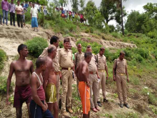 मछुआरे ने फेंका जाल और निकल आई दुपट्टे से बंधी प्रेमी-प्रेमिका की लाश मछुआरे ने फेंका जाल और निकल आई दुपट्टे से बंधी प्रेमी-प्रेमिका की लाश