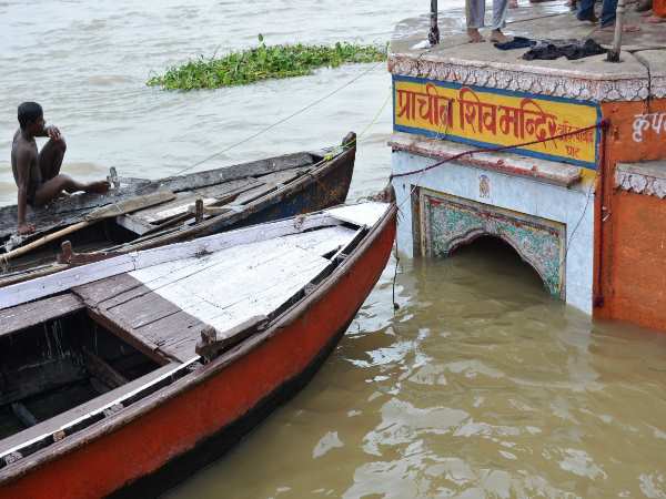 VIDEO: काशी में उफान पर गंगा, नावों को रोक जारी किया गया हाई अलर्ट VIDEO: काशी में उफान पर गंगा, नावों को रोक जारी किया गया हाई अलर्ट